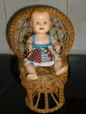 FAUTEUIL EMMANUELLE DE POUPEE EN ROTIN H.20 CM ET BAIGNEUR POUPON EN PLASTIQUE