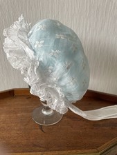 coiffe régionale ancienne en tulle rayé brodé main/5 bandes dentelle ( L93)