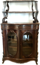 vitrine galbé en placage acajou ouvrant par deux portes vitrées. XIX siècle .