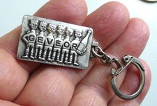 Ancien porte cle métal Vins GEVEOR, d'après H. Morvan, Années 60. Bouteille.