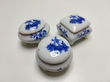 Petites boîtes / piluliers en porcelaine (lot de 3 pièces)
