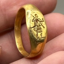 Ancienne bague romaine en or de haut carats représentant un roi