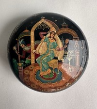 Ancienne boîte en laque conte