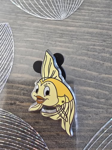 Pins disneyland paris cléo - pins,