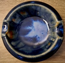 Cendrier en grès émaillé bleu de FH Pierrefonds 10,5 cm X 2,5 cm signé au Casque