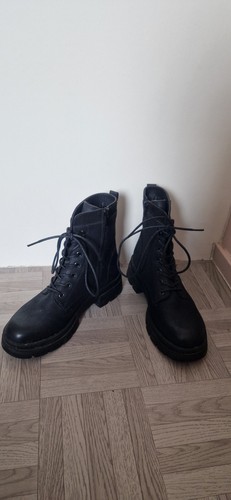 Bottines noires lacets - à,