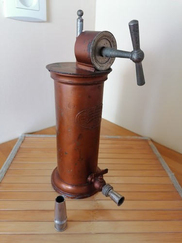 Ancien irrigateur médical
