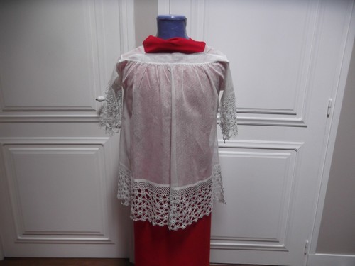Surplis ancien servant de - ,