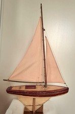 bateau voilier de bassin ancien