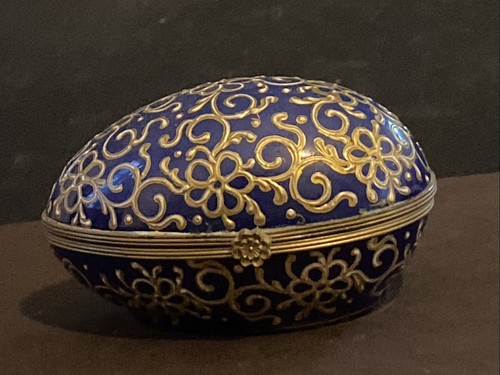 Egg shaped box porcelain - box, le