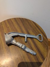 Ancien presse-ail en aluminium moulé casse noix dénoyauteur décapsuleur, vintage