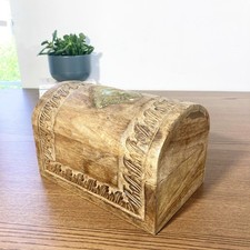 Boîte ancienne en bois sculpté bombé – Laiton floral – Coffre ethnique indien