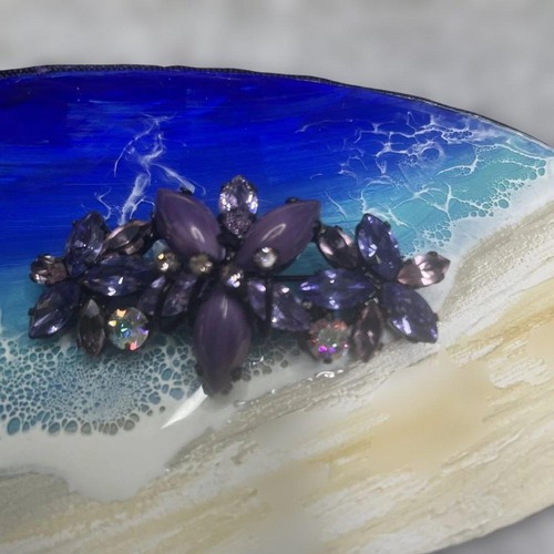 Broche monotone violette