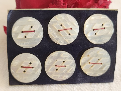 Rare petite plaque boutons