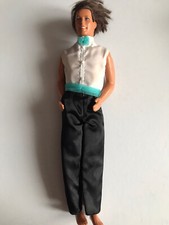 Ken Vêtu D’un Joli Vetement Noeud Papillon