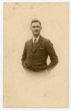 PHOTO, René Burel souriant mains dans les poches par Charles à Paris