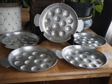 6 poêlons  pour escargots  en alu qui va AU FOUR  , 12 trous . Diam 21,5 cm .TBE