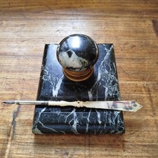 Encrier de bureau ancien marbre noir Art Déco (années 20-40) + plume offerte. 