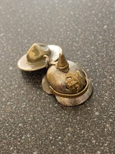 Casque A Pointe Miniature Et Chapeau Canadien De La Police Monté