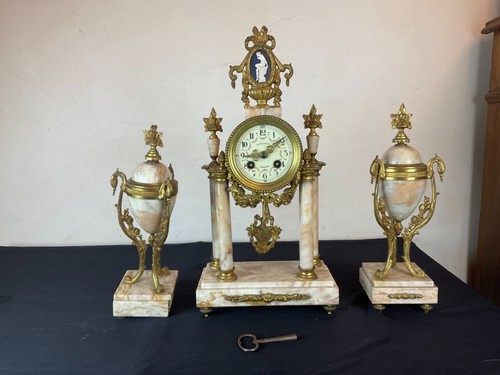 Ancienne pendule portique