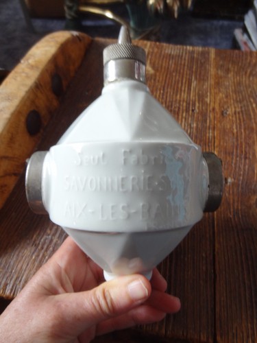 Ancien distributeur savon - de,