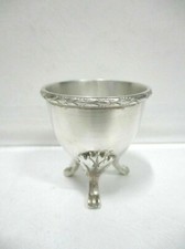 Très joli coquetier tripode en métal blanc