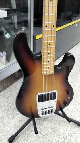 Guitare basse électrique