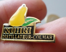Badge pin s KUHRI distillateur COLMAR Alsace eau de vie poire alcool mirabelle