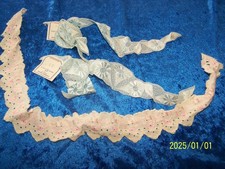 Dentelle ancienne. Lot de coupons bleus et roses. Satin/soie. Réf n°314