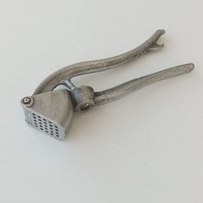 Ancien Presse ail dénoyauteur et ouvre  bouteille en alu vintage