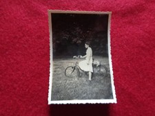 PHOTO VINTAGE ANCIENNE  FEMME SUR UN VELO BICYCLETTE PRAIRIE
