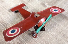 Avion en métal peint rouge avec cocardes  L : 14 cm Env : 17 cm - Jouet ancien.