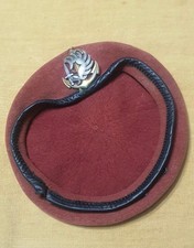 Béret rouge RPIMA parachutiste infanterie de marine avec insigne.