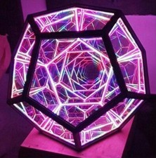 Dodécaèdre de l'infini Lampe de table en acrylique polychromatique