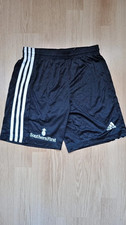Short Adidas Noir ados de 11-12 ans. Excellent état à ne pas rater pour le foot!