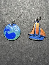 Lot Deux Médaillons Pendentif En Émail Sur Cuivre , Bateau Et Baleine 