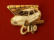PIN'S RENAULT CLIO BLANCHE -