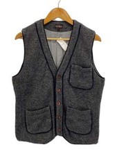Le Gilet En Laine Grise À Tête Plate D'Occasion