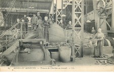 MINE  MINES ET MINEURS   Trieuses de charbon au travail