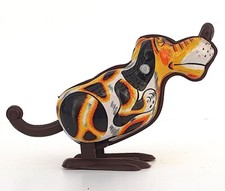 CHIEN SAUTILLANT SUR SES