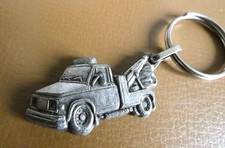 Ancien porte cle métal 3D Dépannage Camion Dépanneuse Automobile Garage Station.