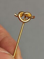 Ancien épingle à cravate en métal doré forme noeud de marin.