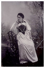 Femme en costume suisse