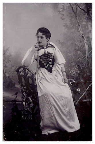Femme costume suisse - en,