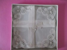 Mouchoir ancien bordé de fine dentelle dans sa boîte d'origine.