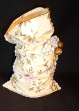 Vase Vide poche barbotine forme de sac noeud Décor floral sur fond blanc / crème