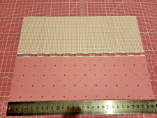 papier peint auto adhésif pour maison de poupées 1:12 rose avec frise format A4