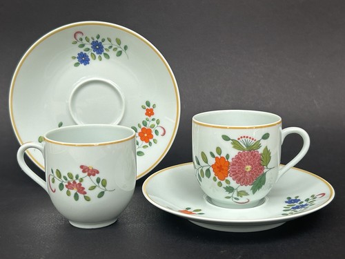 Tasses avec sous - sous,
