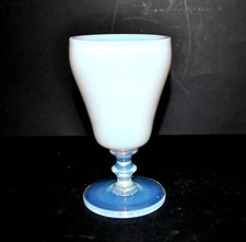 SEVRES Verre Calice en opaline blanche "Bulle de savon" signé Sèvres France