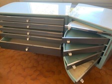 MEUBLE DENTAIRE VINTAGE GALLUS AVEC TABLETTES EN OPALINE ET TIROIRS ESCAMOTABLES